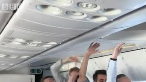 El vuelo duró 19 horas y 19 minutos y recorrió más de 17,000 kilómetros.