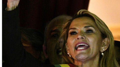 "La Biblia vuelve a palacio", declaró la presidenta interina de Bolivia, Jeanine Áñez