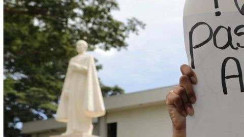 Decenas de manifestantes se reunieron para exigir que se permita la entrada de privisiones a las iglesias