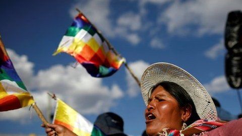 Una seguidora de Evo Morales protestando en Cochabamba.
