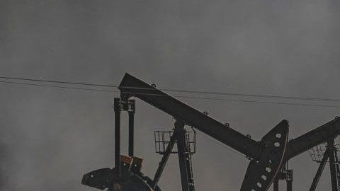 Cerca de 500 soldados estadounidenses permanecen en Siria para proteger las instalaciones petroleras.