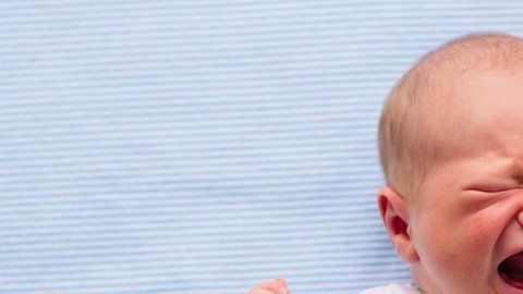 Muchas teorías en boga recomiendan dejar llorar al bebé para que aprenda por sí mismo a conciliar el sueño.