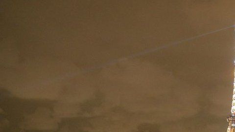 Frente a la Torre Eiffel de París, las mujeres gritaron las consignas feministas del colectivo chileno.