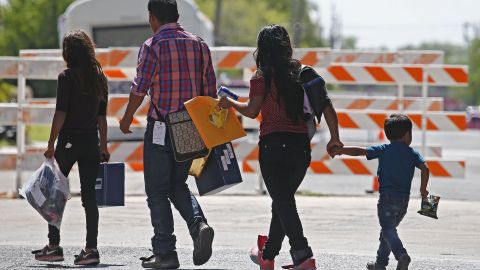 Familias migrantes son procesadas en la Estación Central de Autobuses en McAllen.