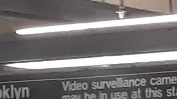 Cientos de personas duermen y deambulan en el Metro