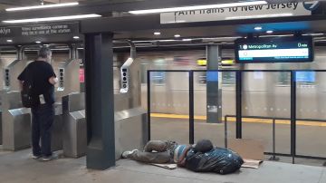 Cientos de personas duermen y deambulan en el Metro