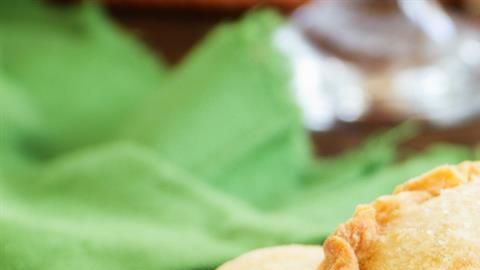 Las empanadas son de los platillos más populares en Argentina, están disponibles en cualquier esquina y se destacan por sus suculentos y variados rellenos.