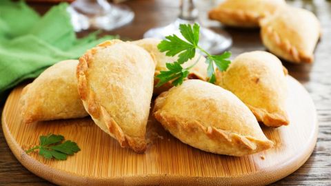 Las empanadas son de los platillos más populares en Argentina, están disponibles en cualquier esquina y se destacan por sus suculentos y variados rellenos.