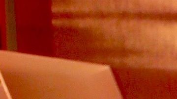 Alexa Dellanos posa junto a su mamá, Myrka Dellanos, en el set de Al Rojo Vivo.