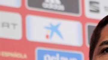 Muchos están molestos por la destitución del joven entrenador español de la selección.