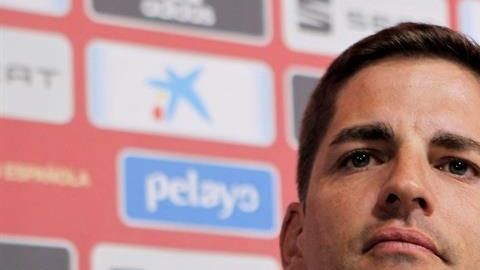 Muchos están molestos por la destitución del joven entrenador español de la selección.