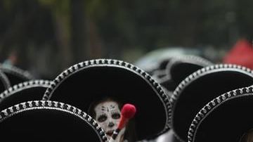 Celebran el Día de Muertos.