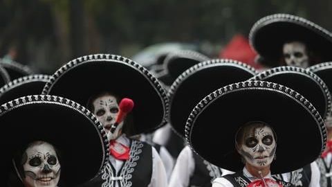 Celebran el Día de Muertos.