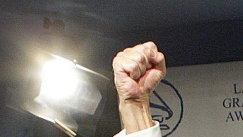 Gabriel Abaroa (d), y al director de la Academia Latina de Grabación, Manolo Diaz