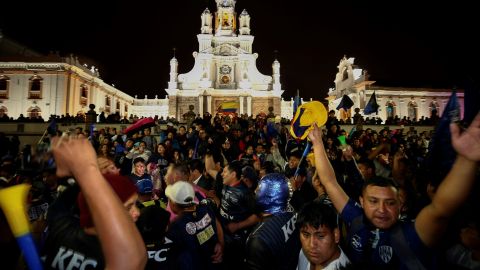 Aficionados celebran en la ciudad de Sangolquí, cerca de Quito.