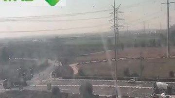 Un cohete aparentemente disparado desde Gaza, golpea una carretera cerca de la ciudad de Ashdod, Israel.