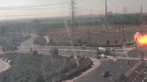 Un cohete aparentemente disparado desde Gaza, golpea una carretera cerca de la ciudad de Ashdod, Israel.