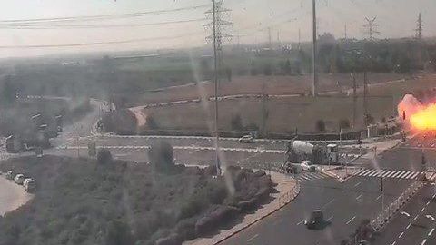 Un cohete aparentemente disparado desde Gaza, golpea una carretera cerca de la ciudad de Ashdod, Israel.