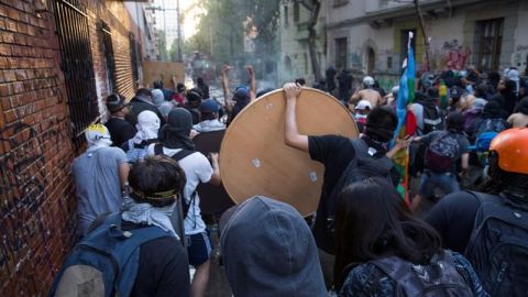 Manifestantes participan de las protestas durante la conmemoración del primer aniversario del asesinato del comunero mapuche Camilo Catrillanca.