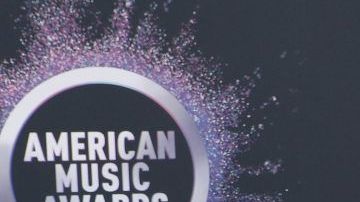 Selena Gomez en la alfombra roja de los American Music Awards (AMA's)