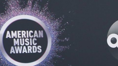 Selena Gomez en la alfombra roja de los American Music Awards (AMA's)