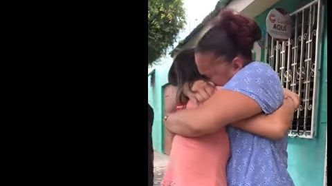 Abrazo fundido entre madre e hija