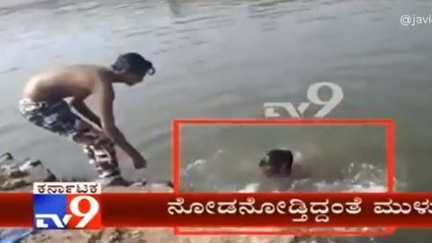 Uno de los amigos lo engaña, fingiendo que le dará la mano.