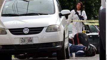 Imágenes muestran los cadáveres de los vendedores al lado de sus vehículos.