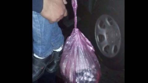 El menor cargaba con una bolsa de ropa.