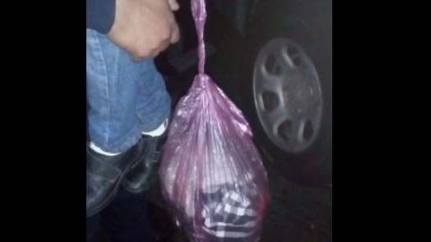 El menor cargaba con una bolsa de ropa.