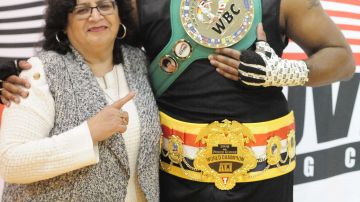 Sylvia del Raso, tesorera de Chicago Youth Boxing Club, con Dominicc Hardy. (Javier Quiroz / La Raza)