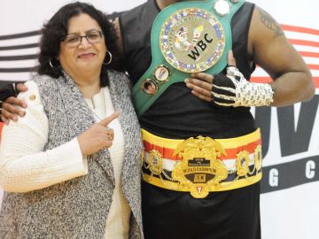 Sylvia del Raso, tesorera de Chicago Youth Boxing Club, con Dominicc Hardy. (Javier Quiroz / La Raza)