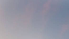 La nariz del Guppy se abrió al amanecer del lunes 25 de noviembre, revelando la nave espacial Orion en su interior.