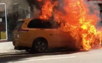 Taxi en llamas