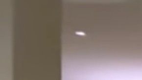 Entre broma y broma, el actor recorre el departamento que se ubica dentro del MGM.