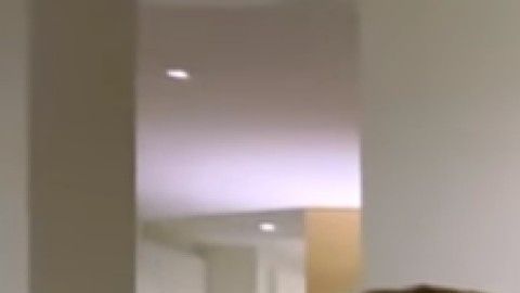 Entre broma y broma, el actor recorre el departamento que se ubica dentro del MGM.