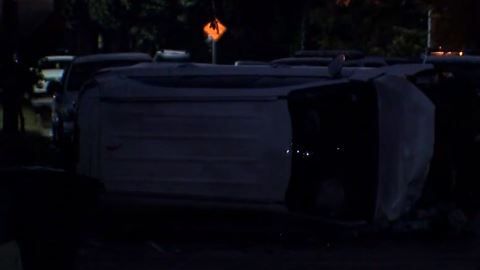 Video de la escena muestra a una van blanca volcada en la intersección.