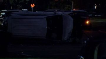 Video de la escena muestra a una van blanca volcada en la intersección.