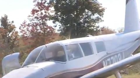 El piloto pudo dirigir el avión al terreno vacío donde se estrelló y así no causar daños en los vecindarios de la zona.