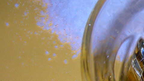 Todos deben beberlo de manera que el dedo toque los labios al inclinar el vaso.