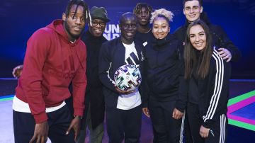 Michy Batshuayi, Ian Wright, N'Golo Kante, Moise Kean, Lauren James, Kepa Arrizabalaga y Katie Zelem presentaron el balón con el que se disputará la Euro 2020.