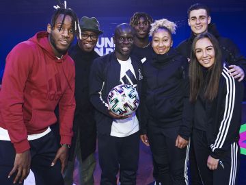 Michy Batshuayi, Ian Wright, N'Golo Kante, Moise Kean, Lauren James, Kepa Arrizabalaga y Katie Zelem presentaron el balón con el que se disputará la Euro 2020.