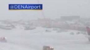 Nieve llena las pistas de aterrizaje en el Aeropuerto Internacional de Denver, en Colorado.
