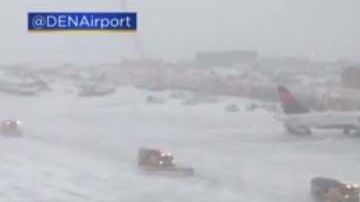 Nieve llena las pistas de aterrizaje en el Aeropuerto Internacional de Denver, en Colorado.