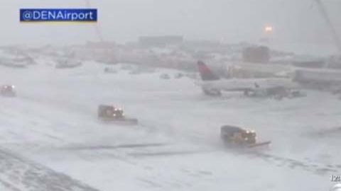 Nieve llena las pistas de aterrizaje en el Aeropuerto Internacional de Denver, en Colorado.