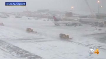 Nieve llena las pistas de aterrizaje en el Aeropuerto Internacional de Denver, en Colorado.