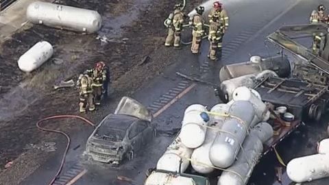 El incidente causó que los carriles en ambas direcciones fueran clausurados.