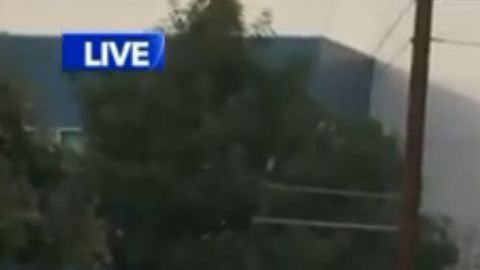 Un hombre armado con una espada, fue muerto por un alguacil en una escuela de Los Ángeles.