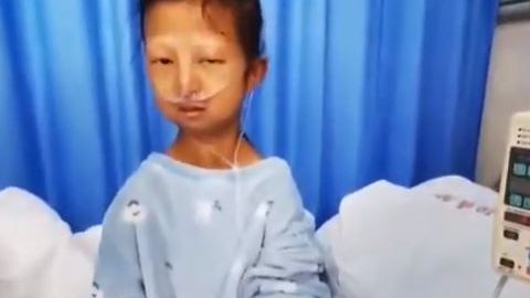 Tiene el aspecto de una niña cuando en realidad tiene 24 años.