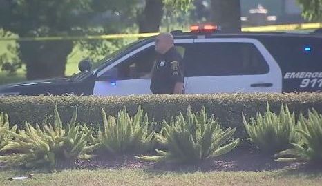 La policía emprendió una amplia persecución de los presuntos atacantes.